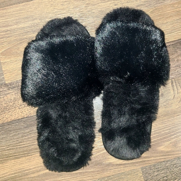 Black fuzzy slippers - Picture 1 of 2